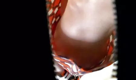 او برای خاموش سینمایی سکسی کامل شدن از ویبراتور بنفش استفاده می کند